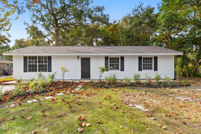 11 Fleetwood Pl, a single-family home in Ocean Springs